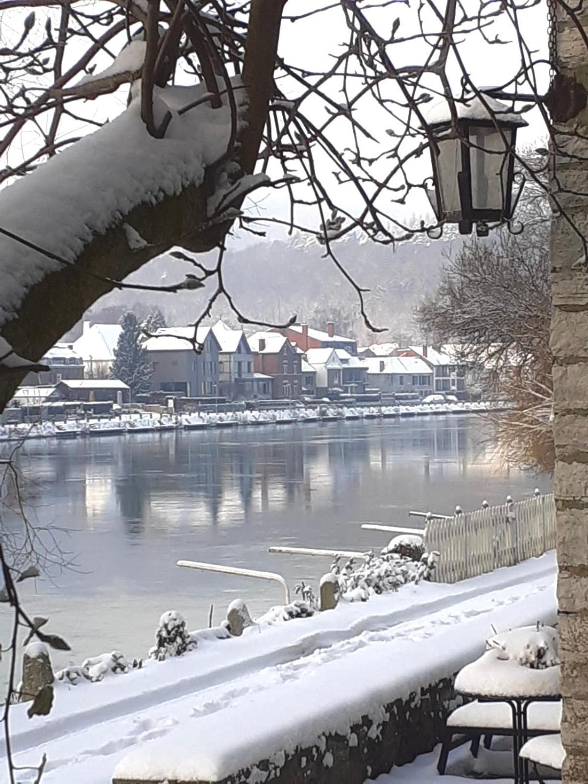 Pieds Dans L'Eau Private Wellness Bordure De Meuse Villa Lustin Kültér fotó