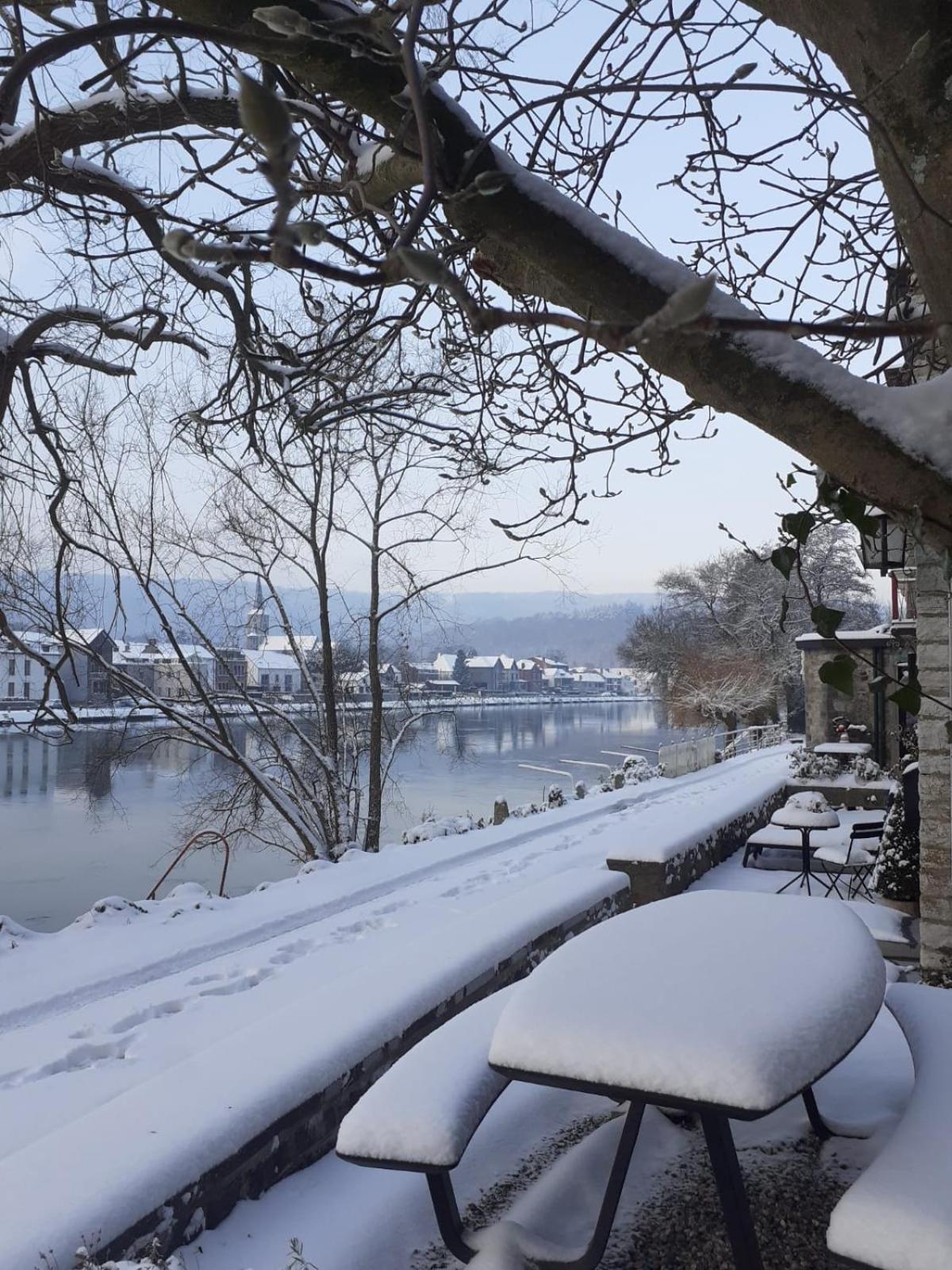 Pieds Dans L'Eau Private Wellness Bordure De Meuse Villa Lustin Kültér fotó